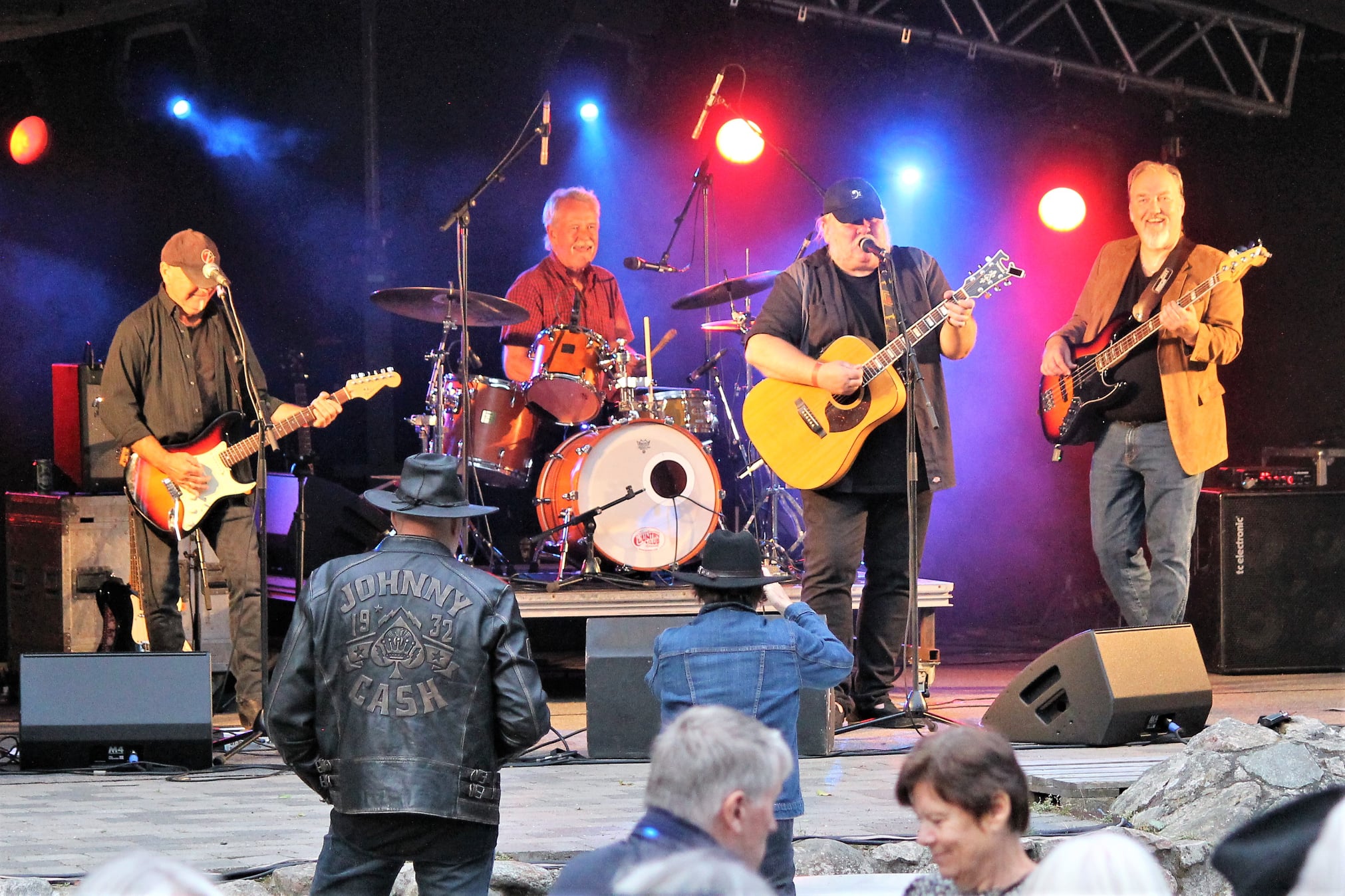 Alle på scenen i Indelukket i Silkeborg. Foto: Ivan Johnsen