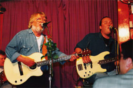 Teddy og mig i Tivolis legendariske Viseværtshus i 1996. Bemærk farvekoordineringen!
