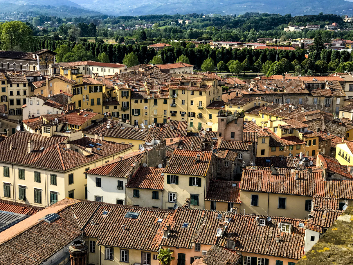 Piazza Anfiteatro i Lucca set fra Torre Guinigi